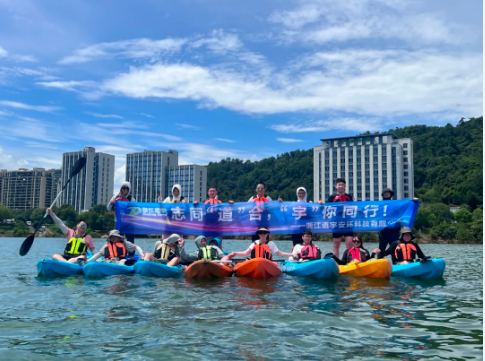 夏日暑熱，放肆去嗨。踏海逐浪、勇往直前！